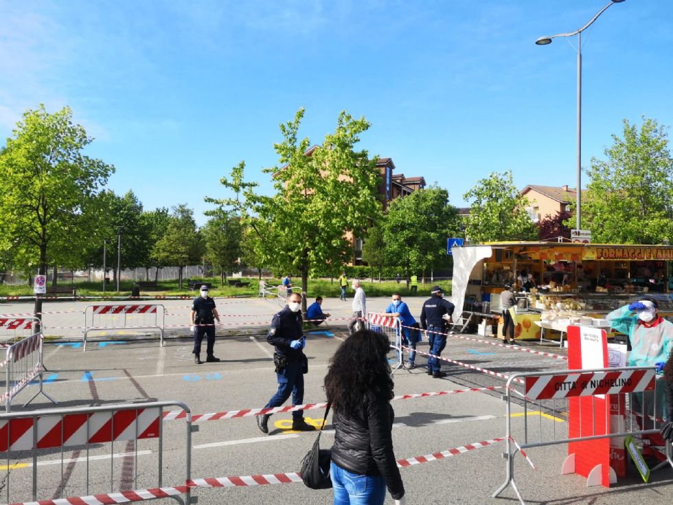 NICHELINO - Mercati aperti senza controlli all'ingresso. Momenti di tensione tra i banchi del sabato