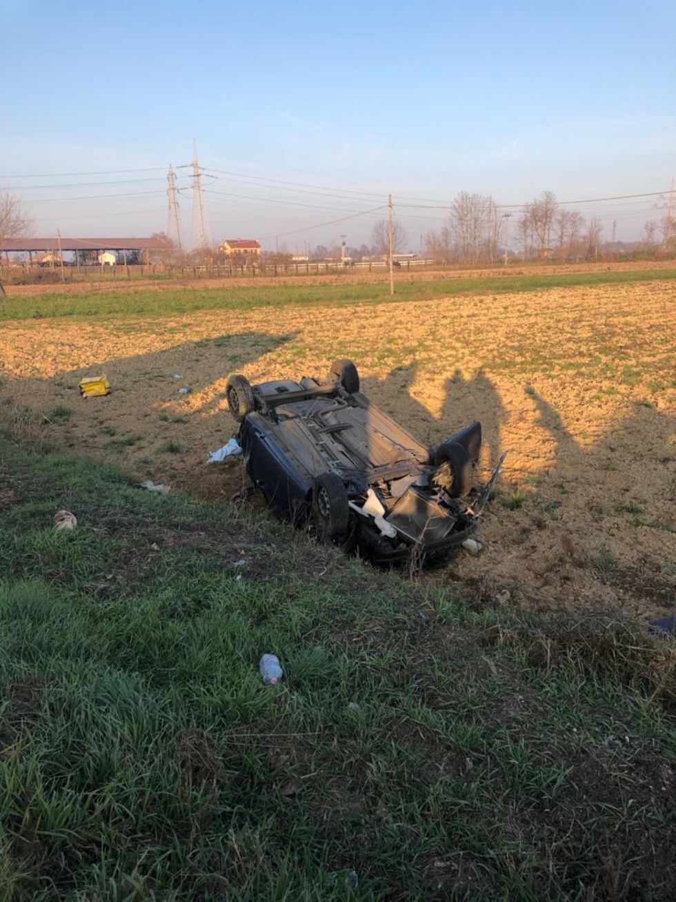 CARMAGNOLA - Perde il controllo dell'auto e si ribalta nei campi, poi fugge a piedi