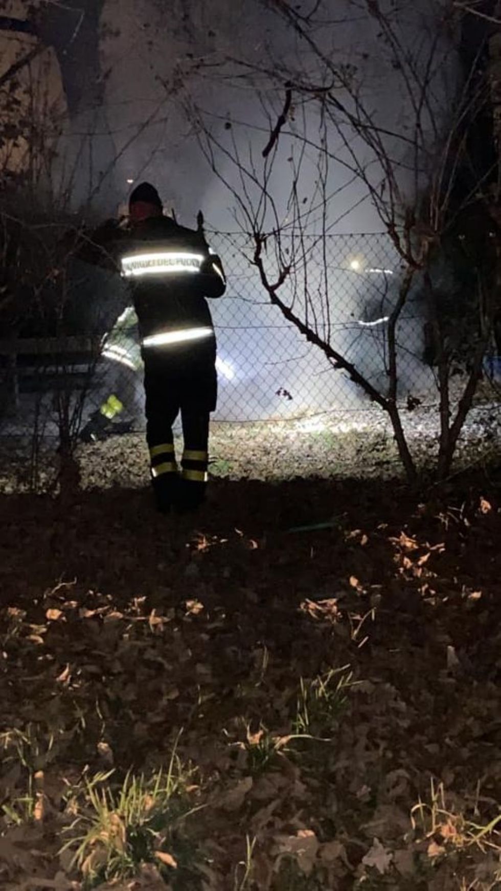 NICHELINO - Bruciano sterpaglie e rischiano di provocare un grave incendio