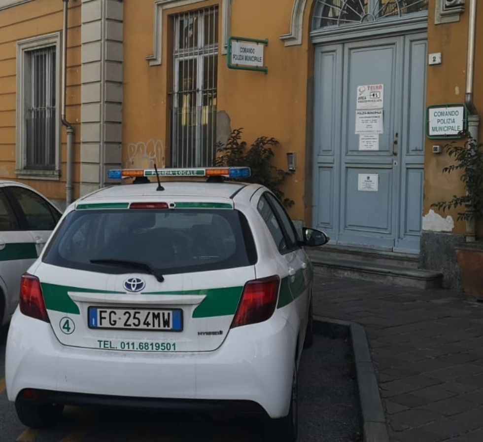 NICHELINO - Il negozio di riparazione di telefonini non aveva autorizzazione a vendere: chiuso dai vigili