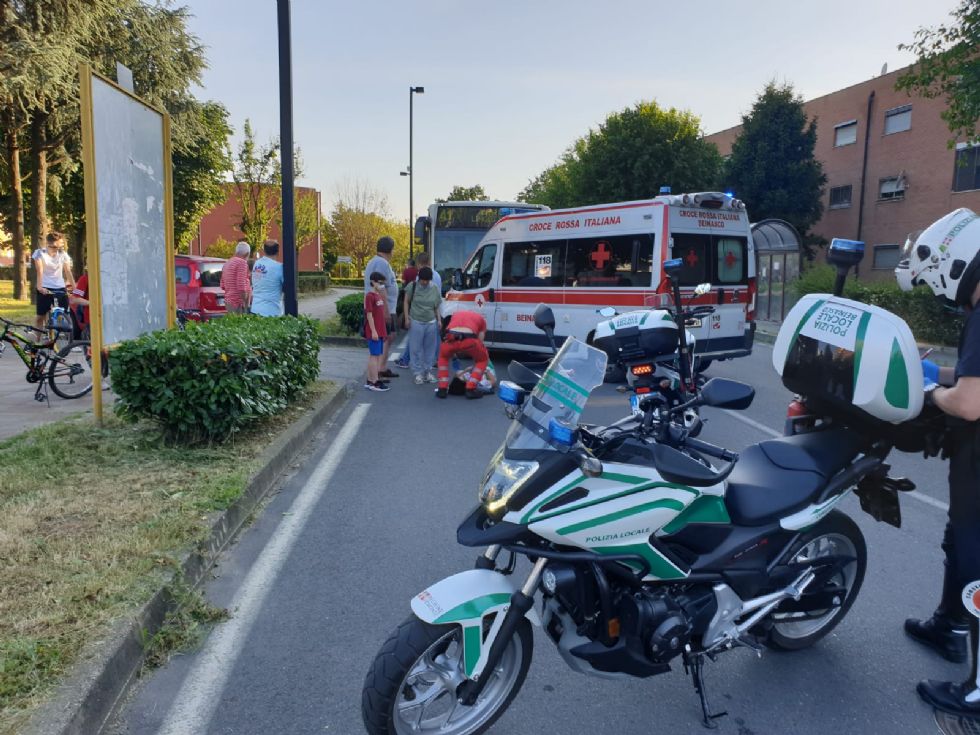 BEINASCO - Si scontrano in bicicletta e per poco non finiscono sotto l'autobus: 13 enne in ospedale