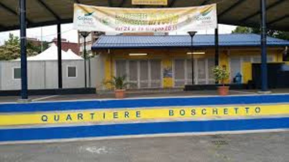 NICHELINO - Riceve gli aiuti del Governo e li dona al comitato di quartiere
