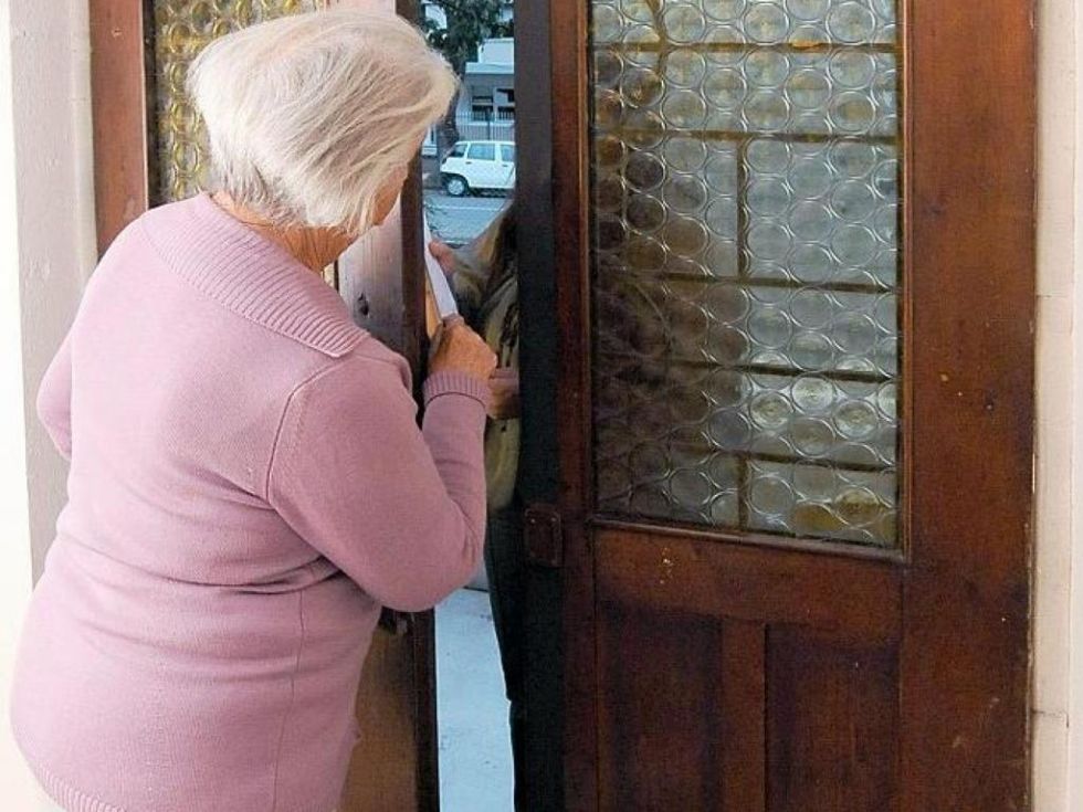 PIOSSASCO - Finto vigile e falso addetto Smat rubano duemila euro a una pensionata