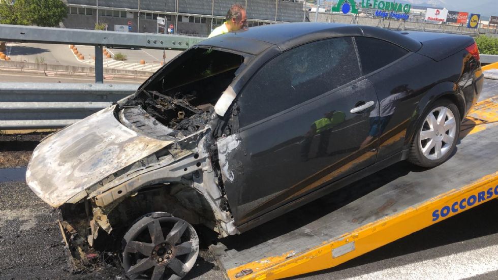 BEINASCO - Auto a fuoco sulla tangenziale: motore surriscaldato dal caldo