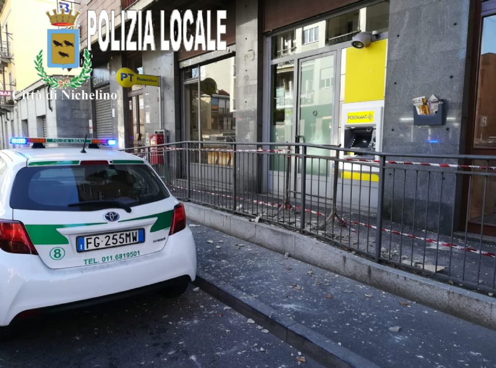 NICHELINO - Cadono calcinacci dal condominio sopra la posta: paura in via XXV Aprile