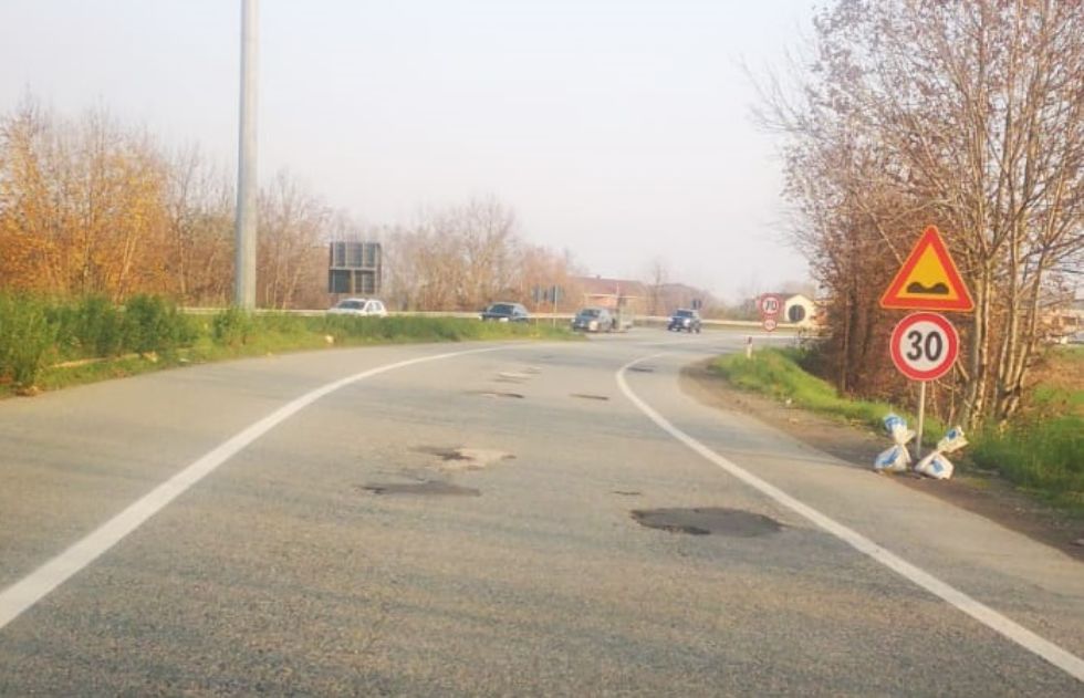 LA LOGGIA - Troppe buche profonde sulla variante: imposto il limite ai 30 all'ora