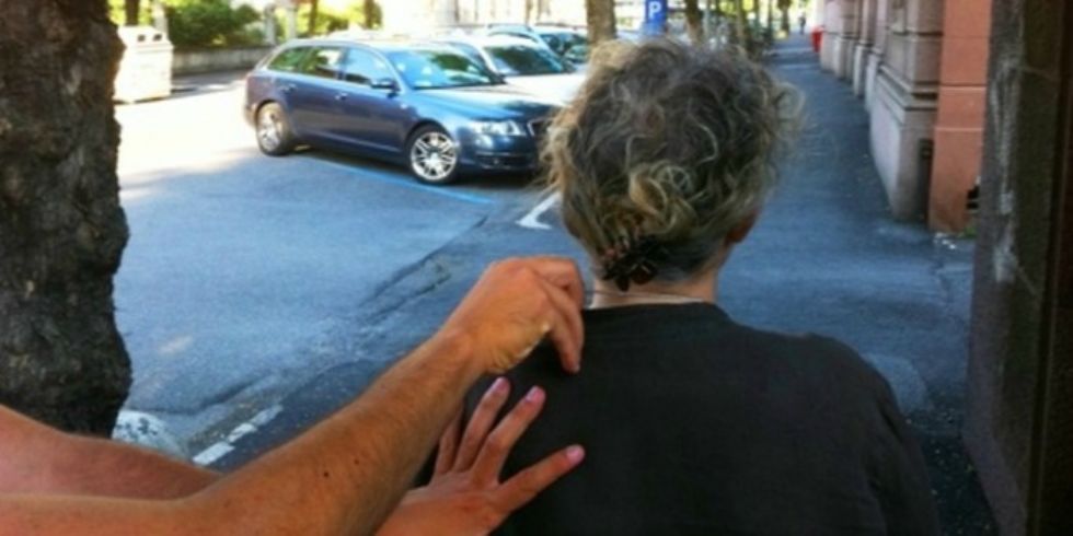 NICHELINO - Pensionata aspetta il pullman e le strappano la catenina dal collo