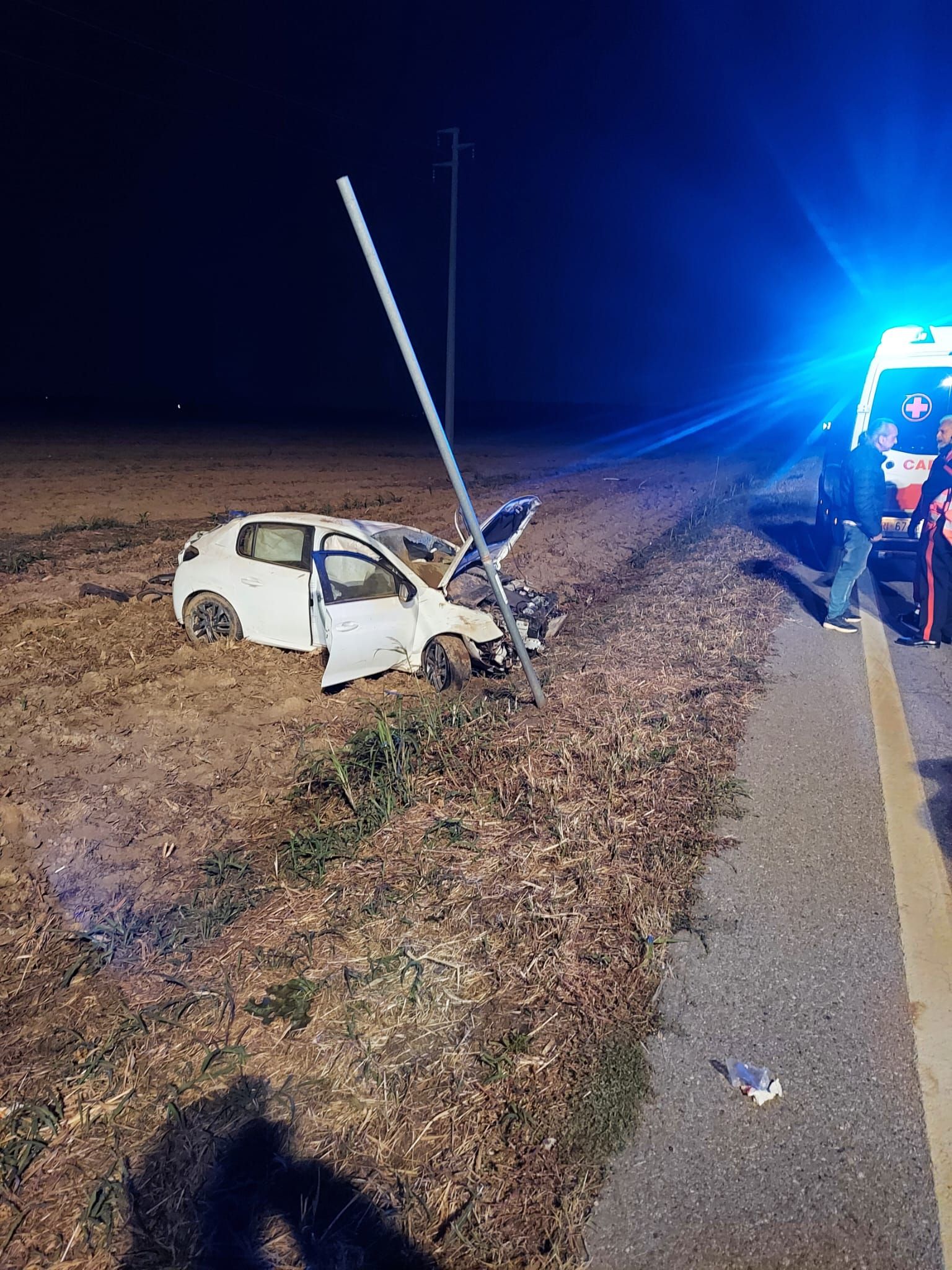 CARIGNANO - Perde il controllo dell'auto e finisce fuori strada: ne esce quasi illesa