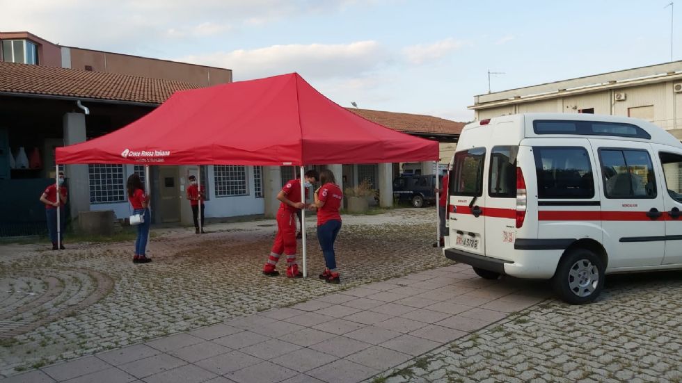 MONCALIERI - Croce Rossa e volontari sul piazzale della movida per parlare di alcol ai giovani