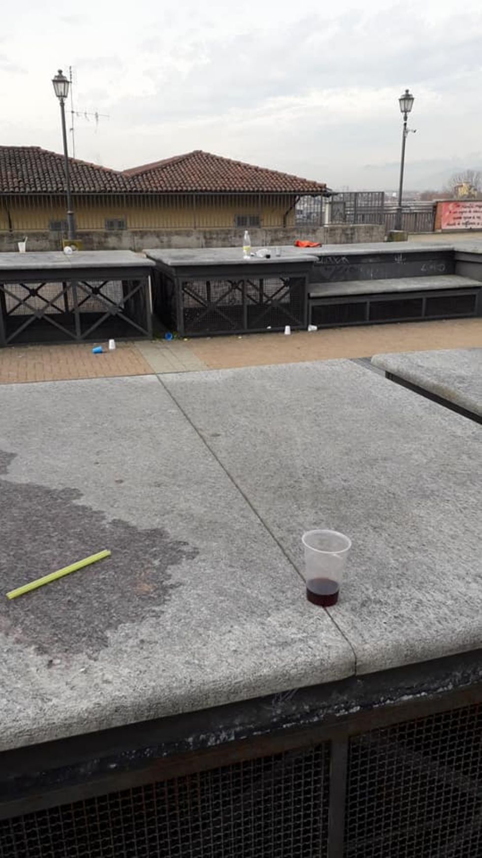 MONCALIERI - Tornano i vandali e gli sporcaccioni sulla terrazza di piazzale Aldo Moro