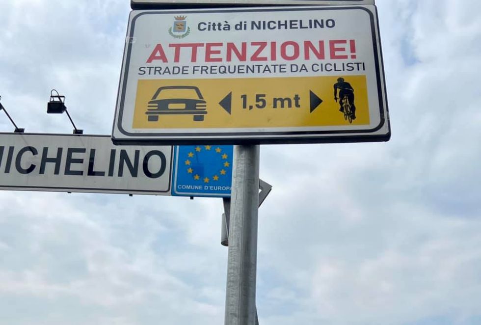 NICHELINO - Cartelli di sicurezza per chi va in bicicletta: li inaugura la recordwoman Paola Gianotti