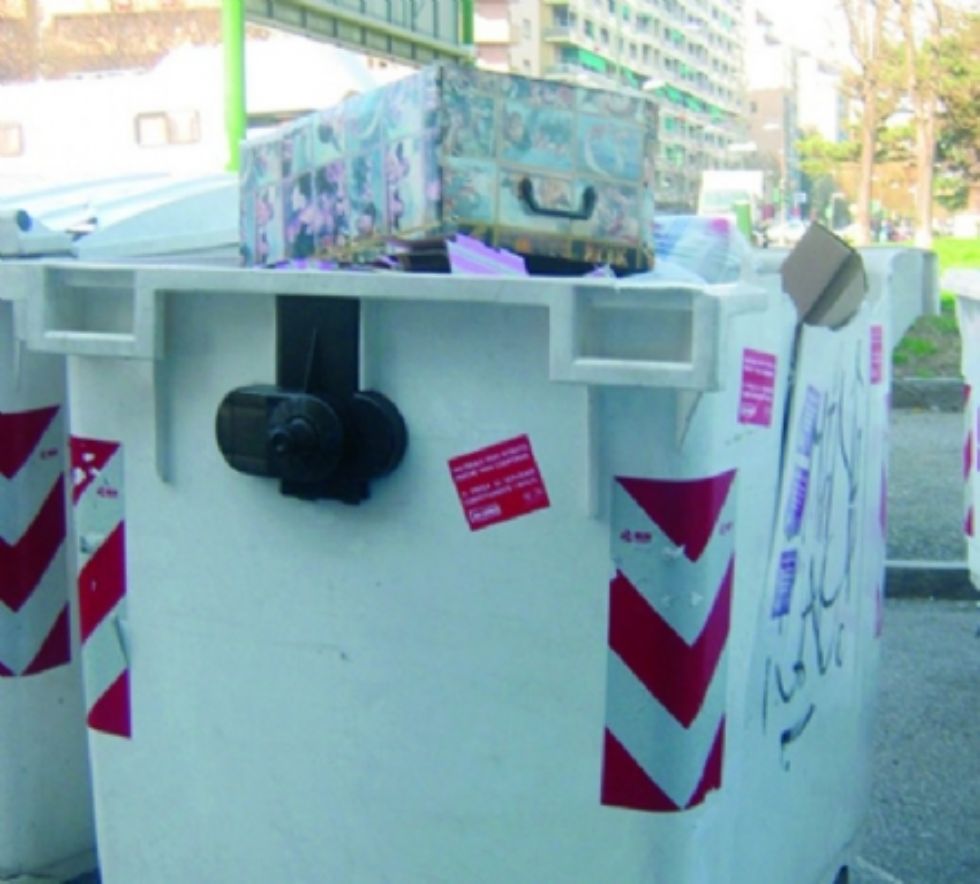 MONCALIERI - Lanciano i cassonetti in mezzo alla strada per 'noia'. Intervento dei carabinieri