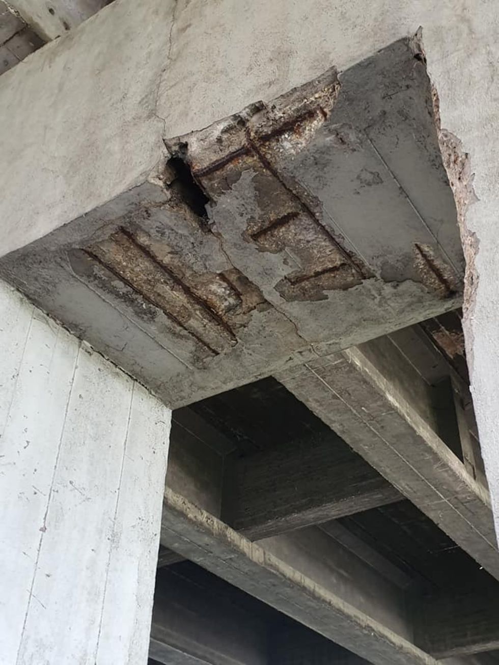 NICHELINO - Preoccupazione per il ponte della tangenziale: buchi e ferri visibili nel cemento