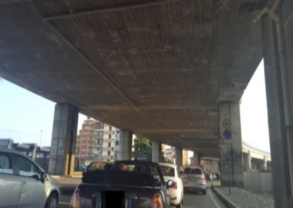 MONCALIERI - La grondaia della sopraelevata si sgancia: arrivano i pompieri