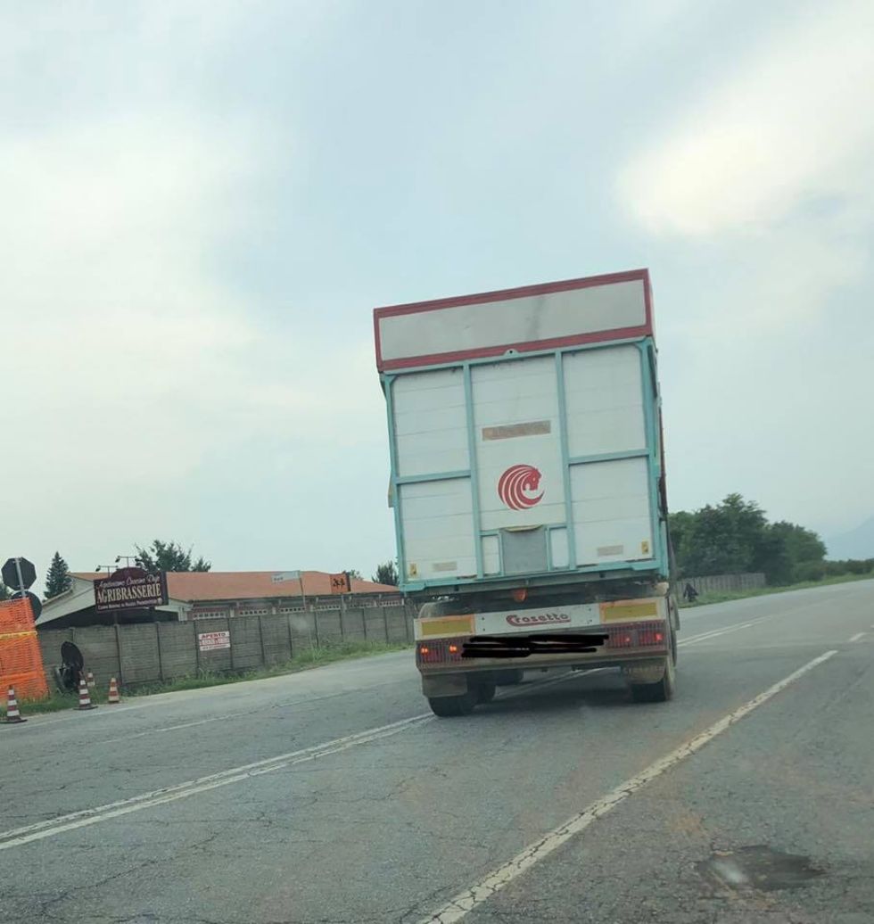 PIOSSASCO - Taglia la provinciale 6 con un camion: 'Basta rischiare la vita per i pirati della strada'