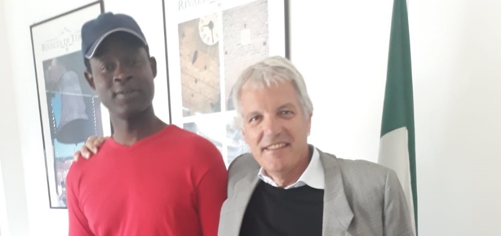 RIVALTA - Il sindaco iscrive all'anagrafe un migrante, violando il decreto sicurezza
