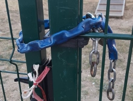 CARMAGNOLA - Non raccoglie le deiezioni del cane e il gestore dell'area cani la chiude