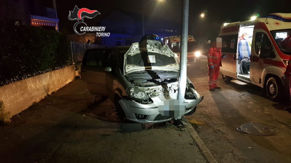 CARMAGNOLA - Rapinano un operaio e rubano l'auto, poi si schiantano contro un palo