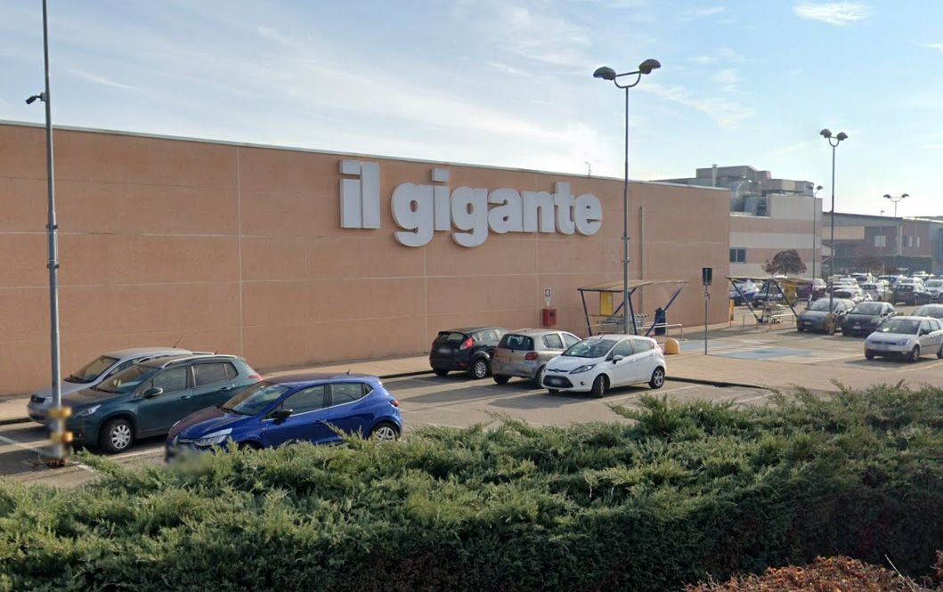 LA LOGGIA - Incidente mortale sul lavoro al Gigante: autista schiacciato dal camion mentre scarica la merce
