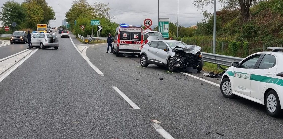 NICHELINO - Brutto incidente frontale su via Debouché: un ferito