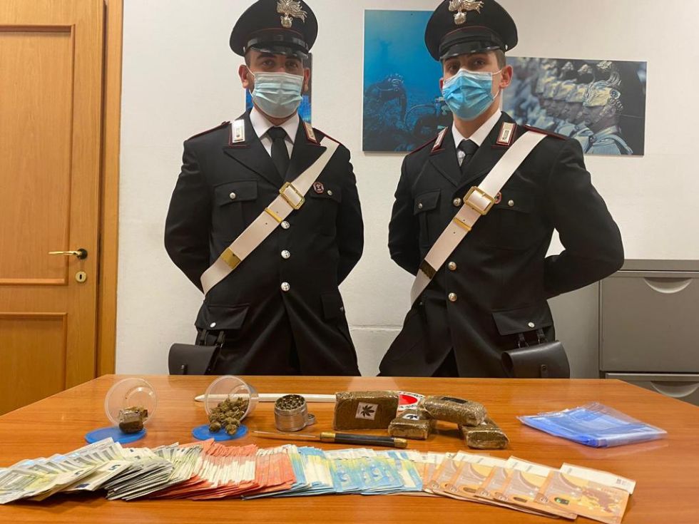 BEINASCO - Pizzaiolo con il 'vizietto' della marijuana da spacciare: arrestato