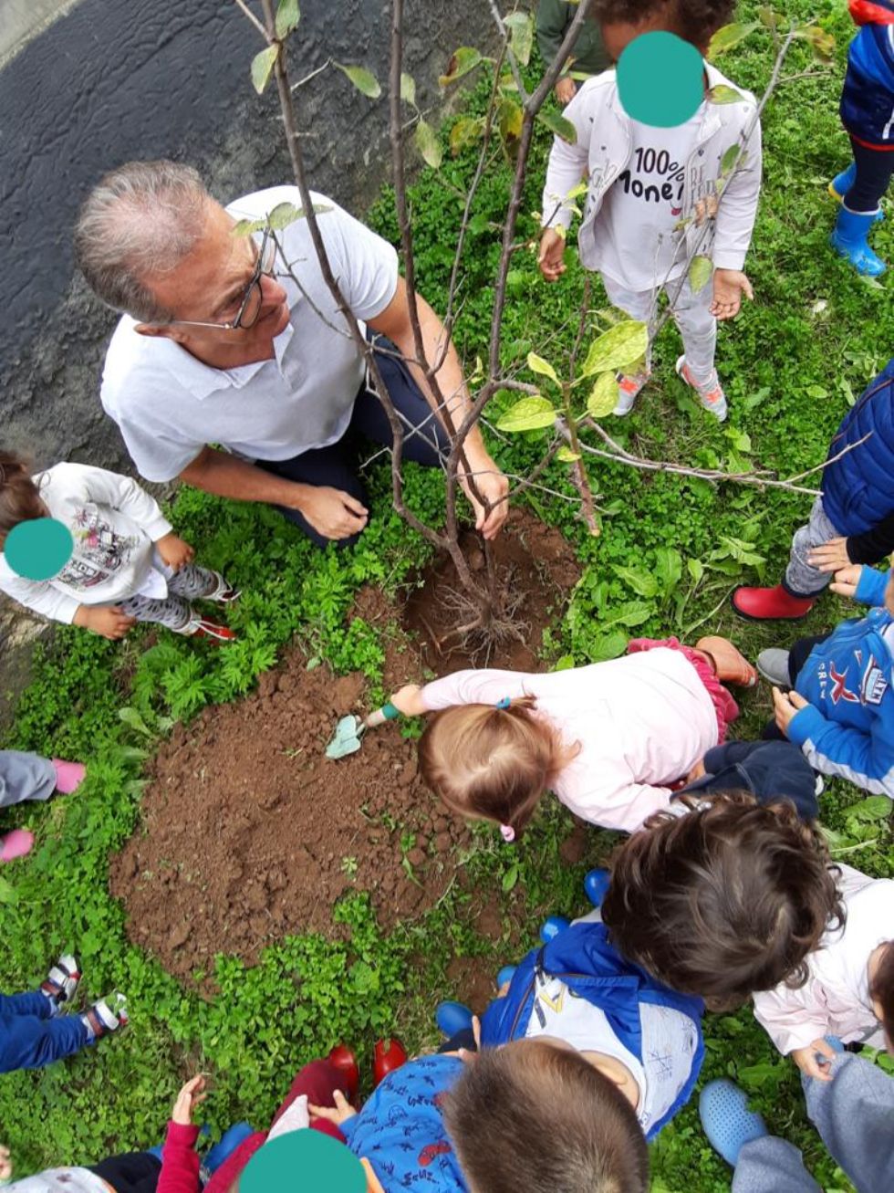 MONCALIERI - I bimbi dell'asilo piantano alberi per il loro futuro