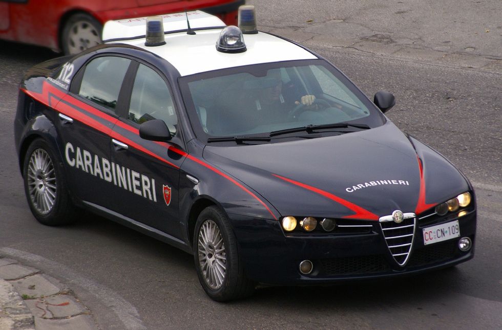 MONCALIERI - Vuole suicidarsi con medicinali e alcol: la salvano i carabinieri