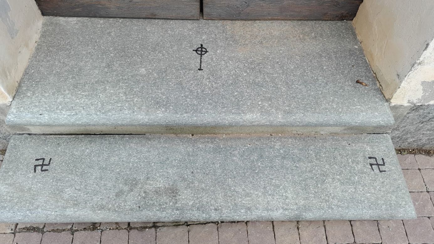 LOMBRIASCO - Simboli esoterici e vandalismo contro chiesa e simboli sacri del paese