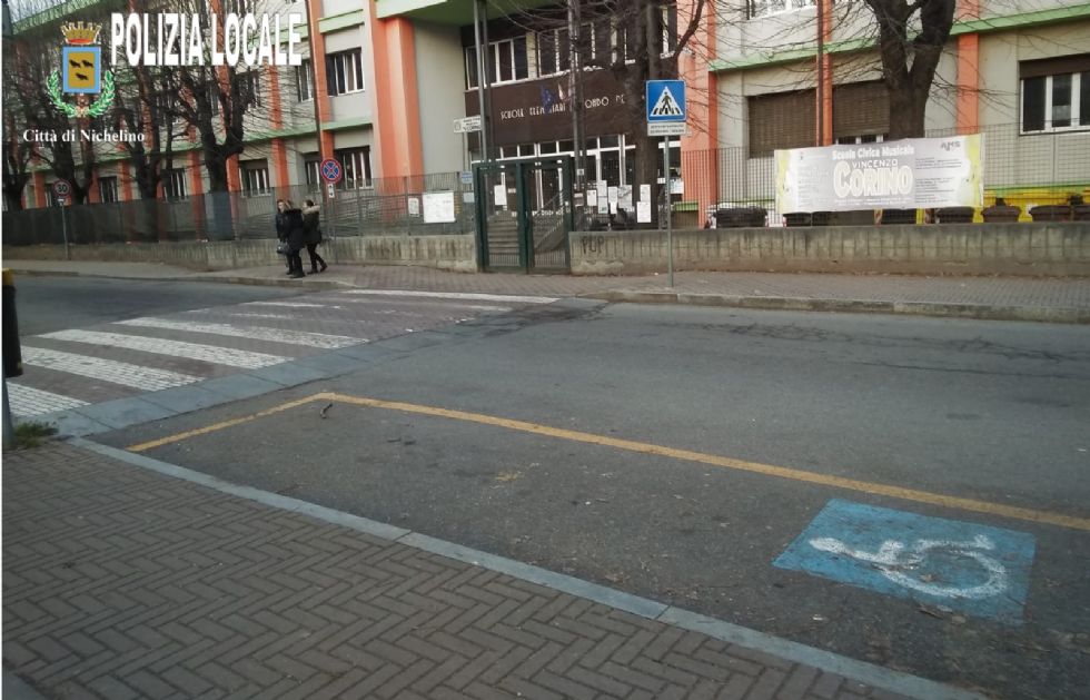 NICHELINO - Parcheggia l'auto nel posto disabili per accompagnare la figlia a scuola: multata