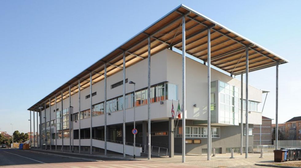 ORBASSANO - Cade nel vuoto vicino alla scuola Da Vinci: grave in ospedale