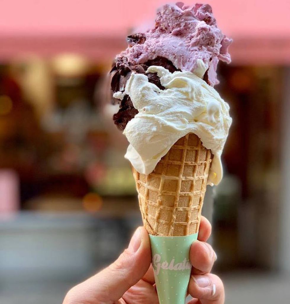 NICHELINO - Il gelato non è di gradimento e glielo lancia addosso: arrivano i carabinieri