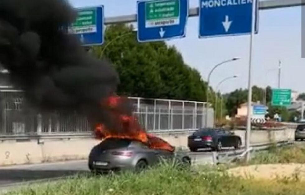 MONCALIERI - Auto va a fuoco mentre viaggia: salvo il conducente