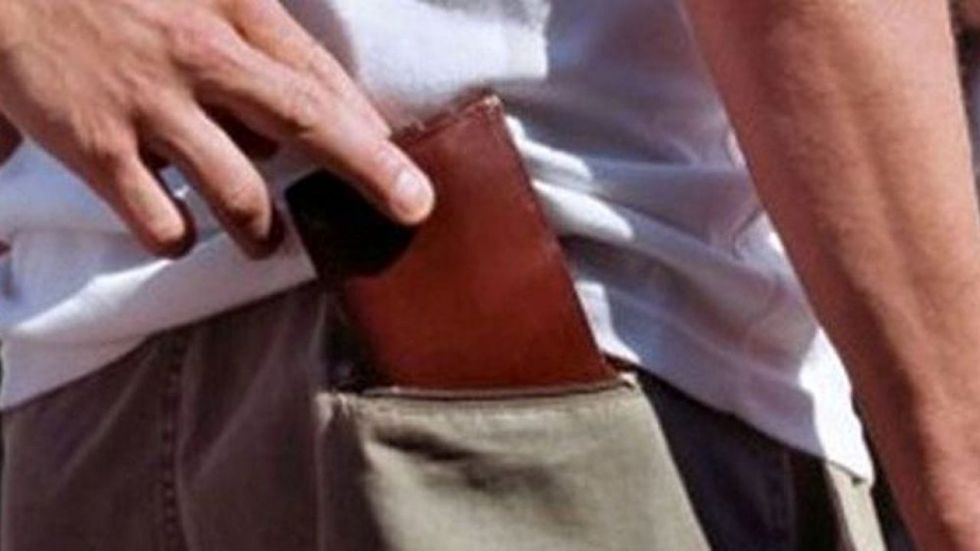 SANGANO - Tentano di scipparla, ma l'aiutano dei passanti e il malvivente scappa