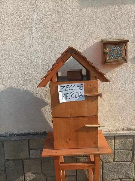 BRUINO - 'Zecche merda', il brutto atto vandalico alla libreria Belleville
