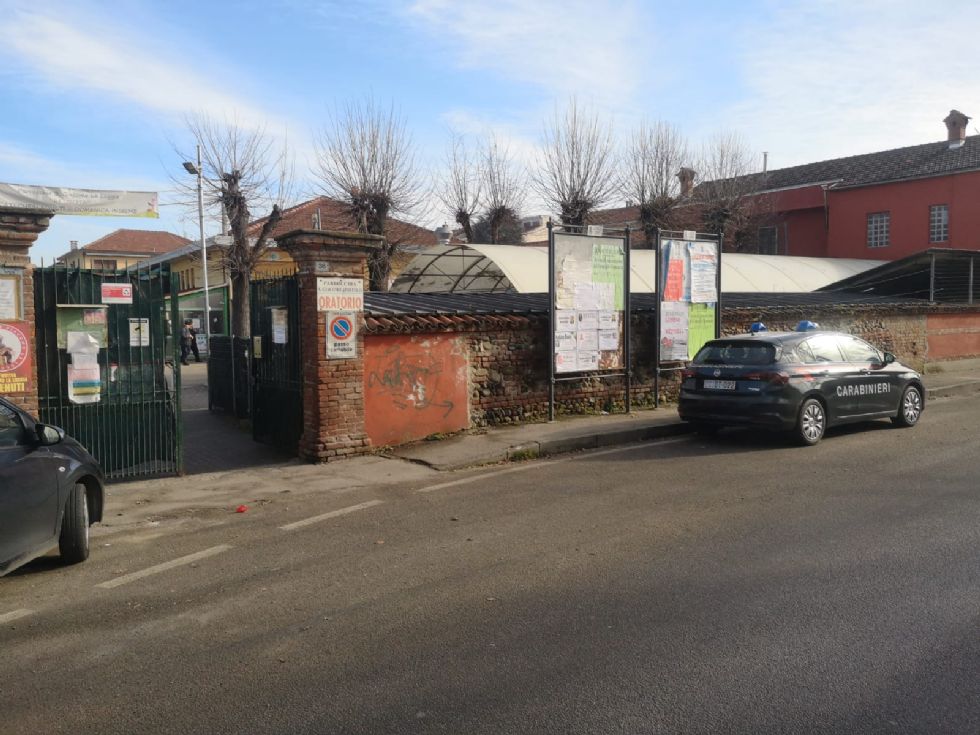 LA LOGGIA - Vandali e ladri colpiscono la parrocchia che aveva affisso il cartello contro l'antisemitismo