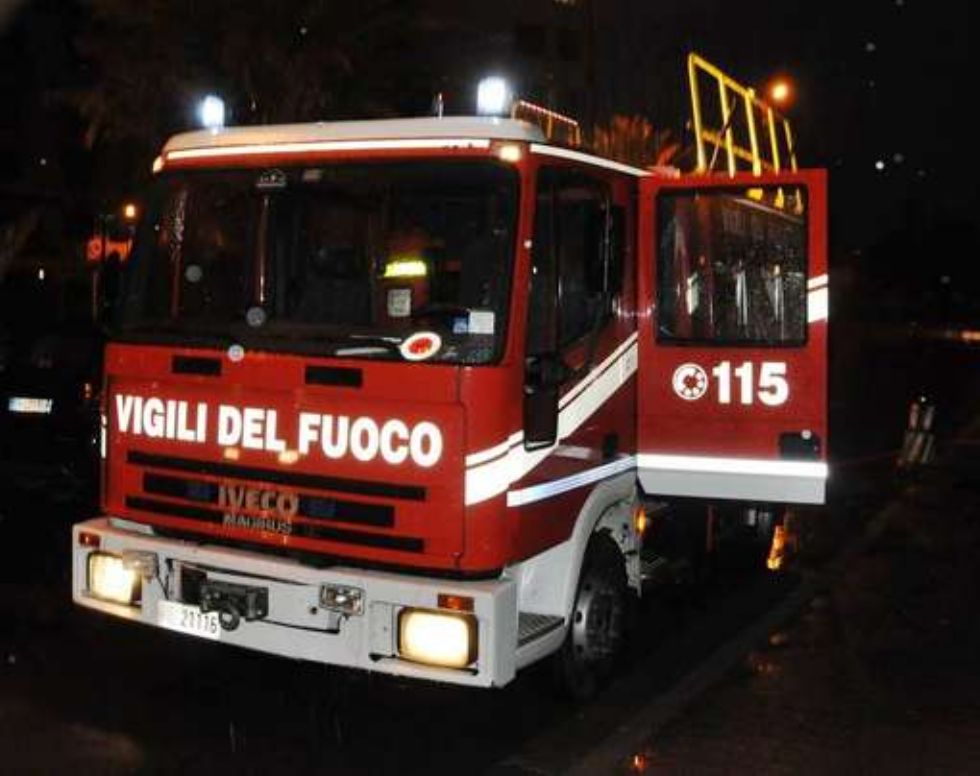 CARMAGNOLA - Doppio incendio nella notte: a fuoco le serre in via Novara e un cumulo di rifiuti