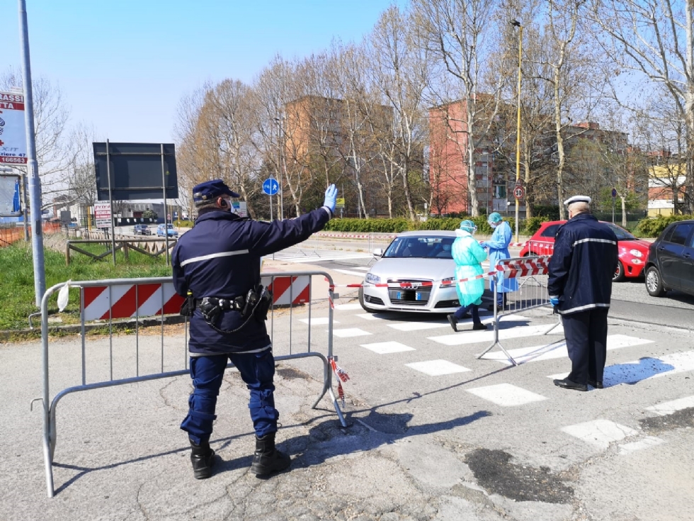 NICHELINO - Tamponi in auto davanti al poliambulatorio per controllare se i positivi al virus sono guariti