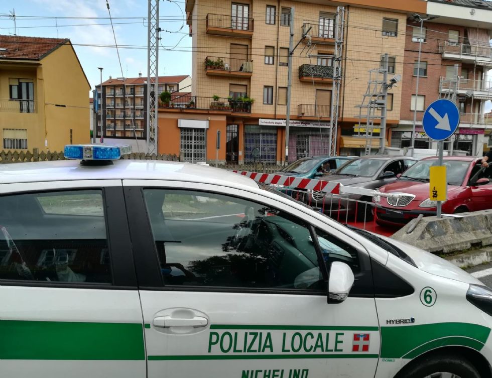 NICHELINO - Auto bloccate al passaggio a livello: pomeriggio di caos