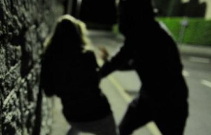 MONCALIERI - Aggredisce la ex compagna cercando di bloccarle la fuga in macchina
