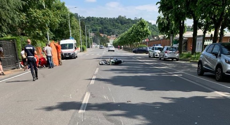 MONCALIERI - Paura in strada Torino: motociclista contro auto davanti al cimitero