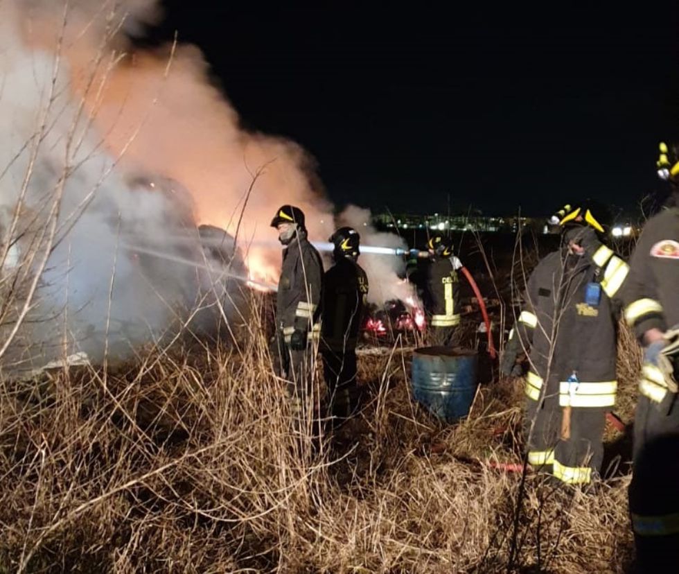 CARMAGNOLA - Incendio rotoballe di canapa in via Chieri
