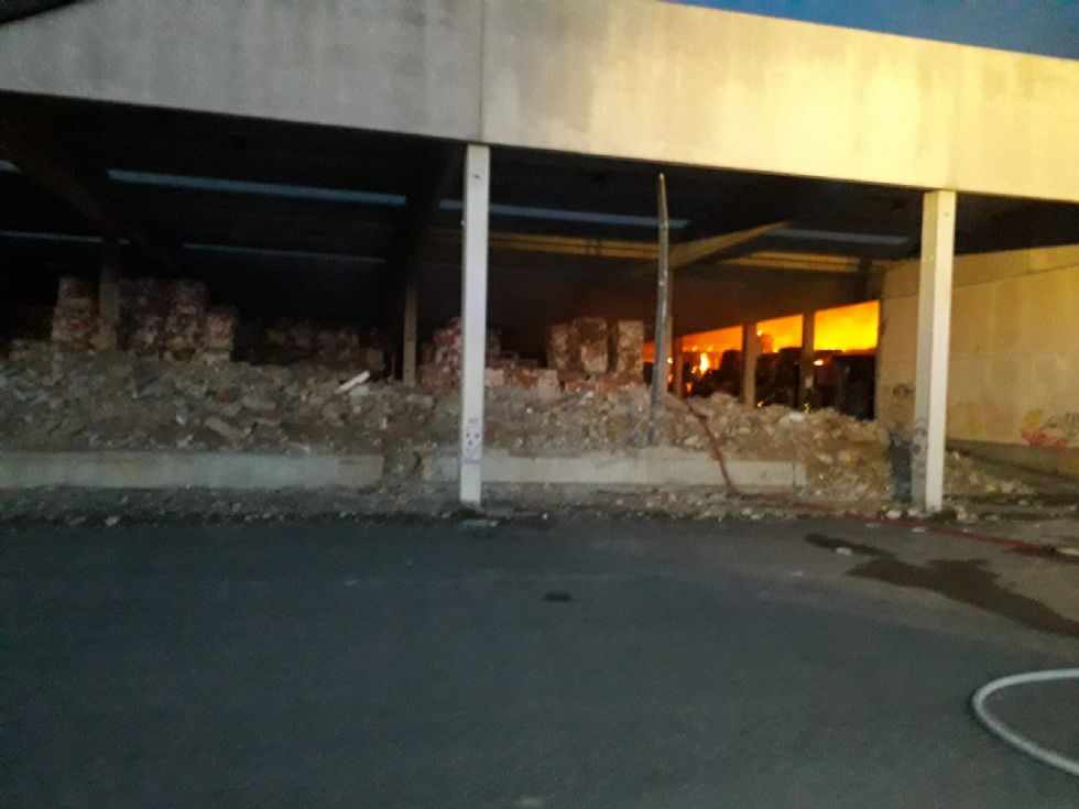 CANDIOLO - Maxi incendio nell'ex mattatoio al confine con None