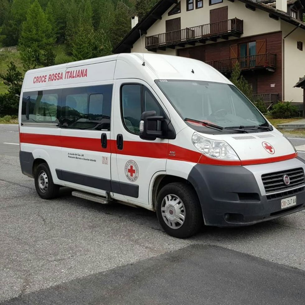 NICHELINO - La rom si rifiuta di andare in ospedale. E i parenti colpiscono l'ambulanza con una sassaiola