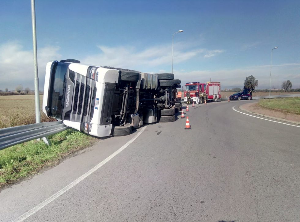 CARMAGNOLA - Tir carico di bobine metalliche si ribalta sulla strada per Racconigi