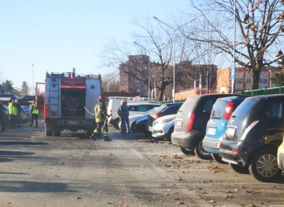 ORBASSANO - Paura nel parcheggio del San Luigi per una macchina a fuoco