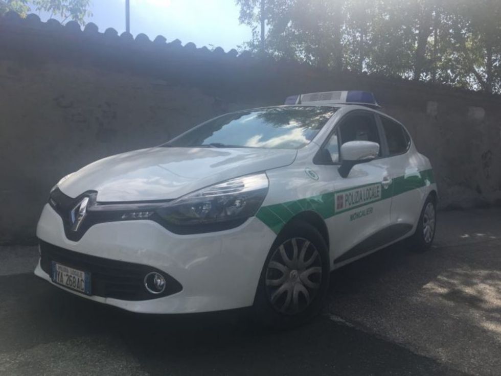 MONCALIERI - Gli taglia la strada per entrare nel parcheggio: motociclista in ospedale