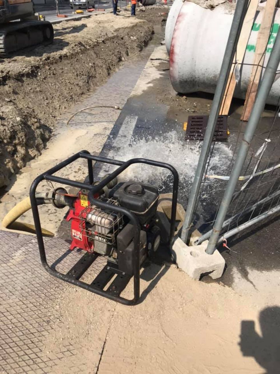 MONCALIERI - Un altro tubo dell'acqua rotto durante i cantieri e decine di cittadini a secco