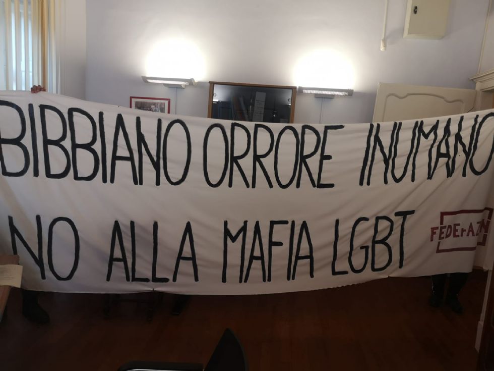MONCALIERI - Uno striscione su corso Trieste contro lo scandalo affidi