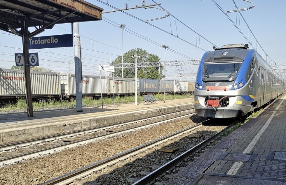 TROFARELLO - Altra mattinata di passione per i pendolari per un guasto al treno