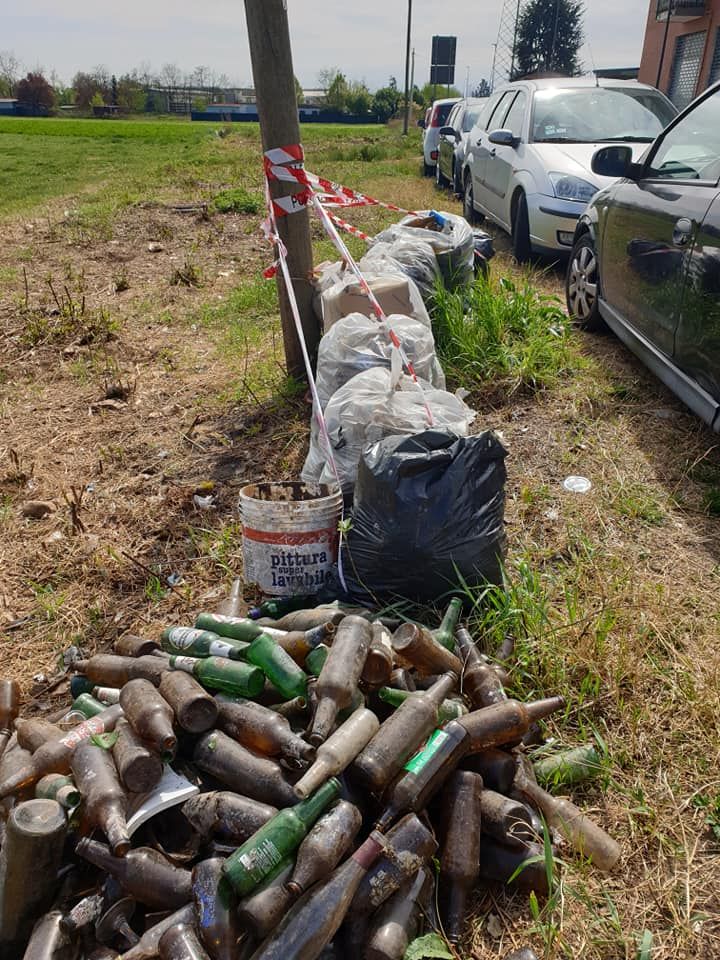 ORBASSANO - La polizia locale indaga su una mini discarica al confine con Tetti Francesi